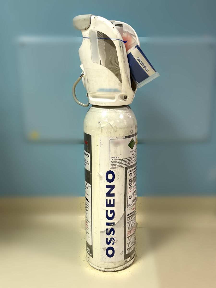 Oxygen cylinder